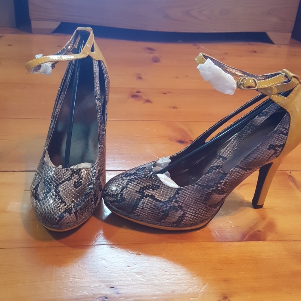 Cute Mark. Pumps NWOT